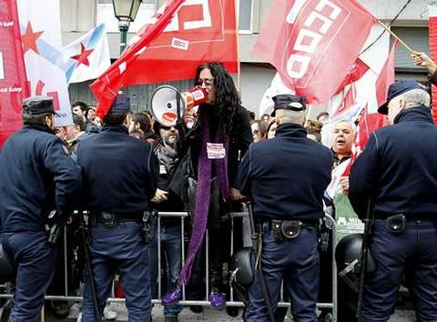 Numerosos polic�as formaron parte del despliegue de seguridad en torno al Parlamento.