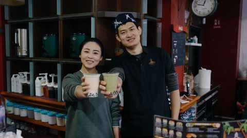Wang XIao Qing y Li Chao, propietarios del nuevo restaurante japonés de Ourense