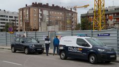 Vehculo policial junto al lugar en el que un trabajador del sector de la construccin ha fallecido este martes en el barrio gijons de Nuevo Roces en un accidente laboral,