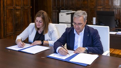 Momento de la firma de Rebeca Sotelo y Luis Menor