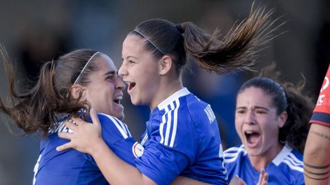 Gema Gins, Andrea Sordo y Marina Crespo celebran un gol del Oviedo femenino