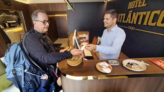Un cliente en la recepci�n del Hotel Atl�ntico este mi�rcoles, �ltimo d�a antes de la aplicaci�n de la ordenanza municipal