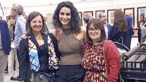 Rosa Villaverde, auxiliar en consulta de oncologa del CHUS; Ana Rodrguez y Clotilde Costa, investigadoras del ONCOMET.