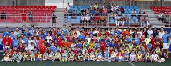 Un total de 184 ni�os, de los 280 inscritos, acudieron a los campos del complejo deportivo de As Eiroas, en Carballo, para participar en la primera sesi�n de la temporada. 