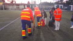 Instante en el que los sanitarios retirar del csped del campo de ftbol de Valio al futbolista veterano agredido.