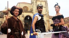 Los actores de Peregrinando Oviedo, frente a la Catedral.