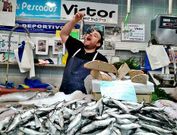 V�ctor, pescadero de la plaza de Lugo, y Manuel, frutero de las Conchi�as (en la imagen con su mujer), entre los mejores placeros coru�eses seg�n los clientes, recibir�n un premio de la Xunta