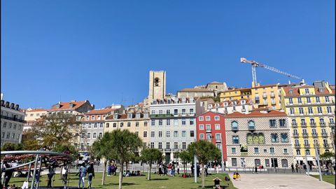 Cervantes pudo vivir aqu�, en el Campo das Cebolas, con la Casa dos Bicos, sede de la Fundaci�n Saramago, y la catedral al fondo.