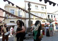Los espect�culos de animaci�n callejera son un constante foco de atracci�n. 