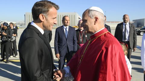 El papa Le�n XIV (d) es recibido por el presidente franc�s, Emmanuel Macron (i) a su llegada al aeropuerto de Par�s-Orly, Francia este viernes.
