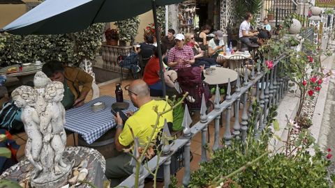 Peregrinos haciendo el camino de Santiago recalan en el caf bar Oasis en Barosa, Barro