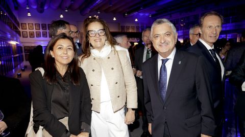 Emma Torres y Teresa Nozal, decanas de las facultades de Comunicación de Vigo y A Coruña, con Ernesto Pedrosa Silva, presidente del Consello Social de la Universidade de Vigo