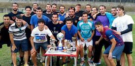 Los equipos finalistas posan con los trofeos tras el partido que decidi� el t�tulo en el campo de Beltr�n.