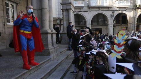 Jácome se disfrazó de Superman para dar la salida al desfile infantil.