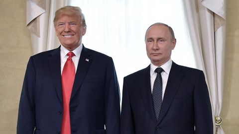Donald Trump y Putin posan antes de su primera cumbre formal durante el primer mandato del presidente norteamericano