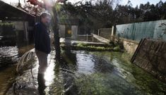 El agua cubri por completo el jardn y la piscina de esta vivienda de Pontearnelas. 