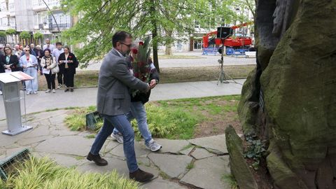Ofrenda floral del PSOE y UGT en el monolito de Pablo Iglesias