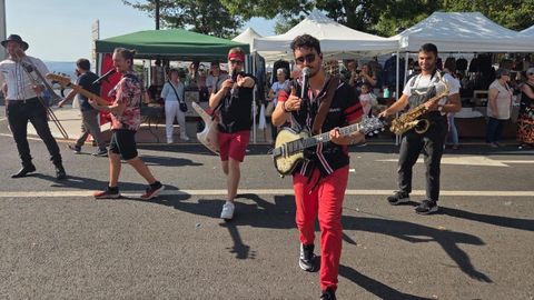 Una charanga musical animó el ambiente en la feria