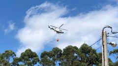 Helic�ptero trabajando en las tareas de extinci�n del incendio en la parroquia de O Castro.