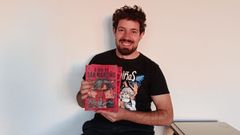 <span lang= gl >O autor de Couzadoiro, en Ortigueira, con exemplares do seu terceiro cmic</span>