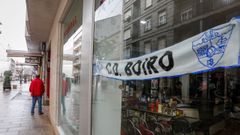 Unha bufanda do Boiro no escaparate dun comercio.