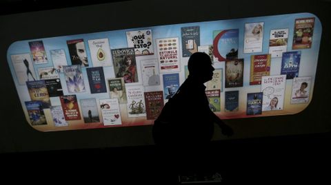 Un visitante pasa ante un anuncio en la Feria Internacional del Libro de Buenos Aires.