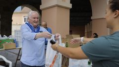 El presidente del Centro Asturiano de A Corua, Jos Manuel Rodrguez Gonzlez, repartiendo bollos preaos y sidra en A Maestranza por las fiestas de Santina