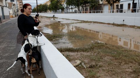 Una mujer observa la acumulacin de agua de lluvia en el barranco de La Saleta (Aldaia, Valencia)