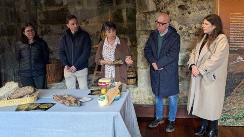 <span lang= gl >A alcaldesa, no medio, co vicepresidente da Deputaci�n, a concelleira de Desenvolvemento Local e representantes das queixer�as (esquerda)</span>