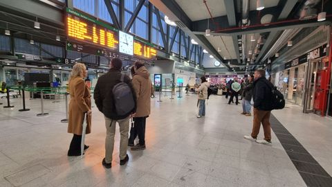Pasajeros expectantes ante la huelga de maquinistas en la estaci�n de tren de Santiago