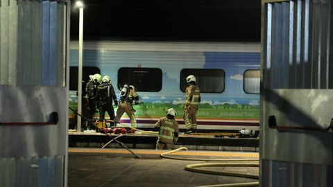 Extinción del incendio en un tren que estaba parado en la estación de Santiago