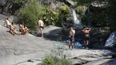 Pontevedra registr� 93.000 peregrinos, en la imagen un grupo ba��ndose en las Fervendas de Barosa, entre junio y agosto