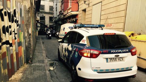 El pavimento de la calle Mantelería, en A Coruña, se encuentra muy deteriorado