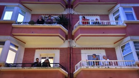 Numerosos coru�eses salen estos d�as a las ventanas para aplaudir, en solidaridad con el personal sanitario.