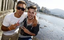 Gabriel Fern�ndez, el joven m�sico viveirense, y Cres, reconocido rapero, en la r�a de Viveiro. 