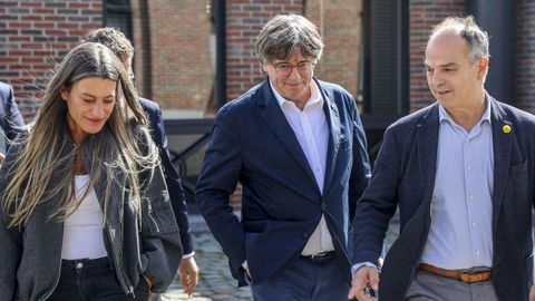 La portavoz de Junts en el Congreso, Mriam Nogueras; el presidente del partido, Carles Puigdemont; y el secretario general de la formacin, Jordi Turull; en una reunin en Waterloo (Blgica). Olatz Castrillo efe