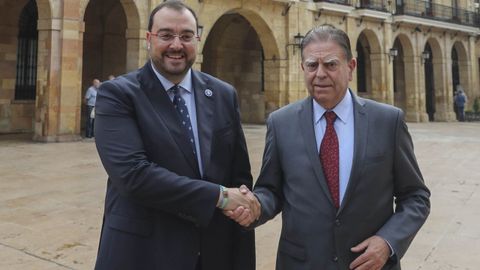 El alcalde de Oviedo, Alfredo Canteli (i), y el presidente del Principado de Asturias en funciones, Adrin Barbn (d)