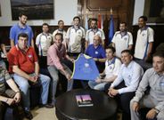 <span lang= es-es >Intercambio de obsequios</span>. Los integrantes de la expedici�n cobista fueron agasajados con varios recordatorios de su ascenso y el agradecimiento de la instituci�n provincial, al que correspondieron con una camiseta de la presente temporada, firmada por todos los componentes de la entidad. La buena sinton�a que siempre ha existido entre la Diputaci�n y el club fue resaltada por Baltar Blanco, que tambi�n fue en su d�a dirigente de la entidad que disputa sus partidos en una instalaci�n de titularidad provincial. 