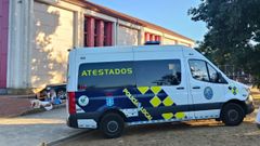 El furg�n de atestados de la Polic�a Local de Nar�n en la piscina de O Couto, durante su interveci�n por�el altercado.
