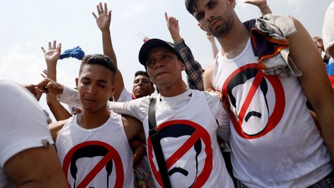 Asistentes al concierto celebrado en el puente fronterizo de Tienditas, en C�cuta (Colombia)