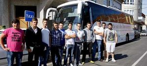 Los estudiantes posaron ante la unidad m�vil del Centro de Transfusi�n de Galicia. 