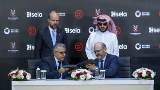 El presidente de la Real Federaci�n Espa�ola de F�tbol (RFEF), Rafael Louz�n (d, sentado), firm� este jueves en Estambul en la sede de la Federaci�n Turca de F�tbol, el acuerdo para la organizaci�n por primera vez en esta ciudad de la Supercopa del pr�ximo a�o.