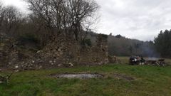 Trabajos de limpieza de maleza en las ruinas de la aldea de Lamas, donde se har�n excavaciones en julio