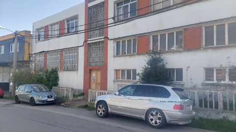 Imagen de la nave okupada con los dos coches precintados por la Guardia Civil.