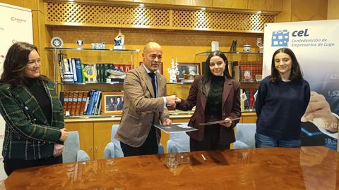 Jaime L�pez, secretario general de la CEL, y Natalia V�zquez, consejera delegada de PRO A2 Health, firmaron el acuerdo en presencia de Cristina Fente (izquierda) y de Nerea Gonz�lez (derecha), directivas de la empresa