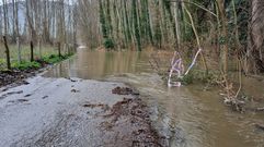 La carretera que une O Aguill�n con A Reza en A R�a de Valdeorras est� inundada.