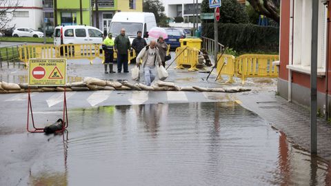 Vecinos de la calle R�o C�davo pasaron en vela buena parte de la noche del domingo al lunes, retirando coches y pendientes de la subida del caudal. Protecci�n Civil, Polic�a Local y personal del Concello de Fene se sumaron a los trabajos, se�alizando y colocando sacos para frenar el agua