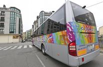 Un autocar de V�zquez, ayer por la tarde, a pocos metros de la estaci�n de Carballo. 