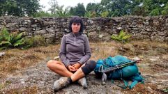 Elena Sorba, ayer en Lestedo (en el municipio de Palas de Rei). La italiana realiza una marcha pac�fica a trav�s del Camino de Santiago para protestar por lo que considera �una medida injusta�, la cual afecta a sus hijos de 5 y 7 a�os. La peregrina relata sus vivencias y experiencia a trav�s del blog �Backtomum�, dentro de un viaja introspectivo lleno de esperanza.