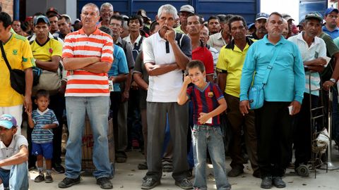 Ciudadanos venezolanos cruzan a diario la frontera entre su pas y Colombia para recibir una racin de comida en el comedor Divina Providencia de Cculta 